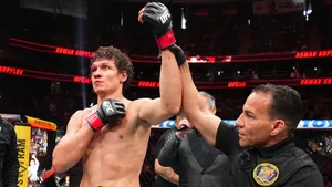 Элитный рукопашник из России выдержит бомбы восходящей звезды UFC. Прогноз на бой Атеба Готьев — Роман Копылов