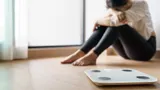 Почему вес растет, даже если мало ешь: нутрициолог объяснил, как это работает