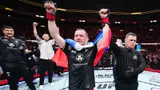 Русский чемпион вырвал важнейшую победу в UFC! Ян дожал китайца, а после вынес флаг России в клетку