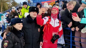 Люди сошли с ума от Большунова: фотографируются даже полицейские, а Сан Саныч в шутку отбирает деньги и телефоны 