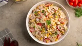 Готовлю салат со шпротами, когда хочется чего-то простого и вкусного: быстро все порезать и в тарелку