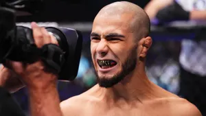 Феномен из Дагестана побил главного врага в UFC. Мокаев отомстил Капе за все драки на улице