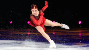Трусова обнялась с собакой и прыгнула четверной лутц во мраке, Загитова и Медведева — тройные. Шоу в Красноярске