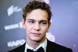 Звезда «Слова пацана» назвал причину популярности фильмов и сериалов о 90-х: «Что-то еще болит»