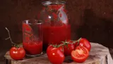 Закручиваю томатный сок банками и раздаю друзьям: одно удовольствие пить зимой, вкуснее магазинного