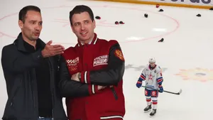 Ротенберг веселился с экс-звездой сборной России, Ларионов грустил, лед забросали кепками. ЦСКА — СКА: фото