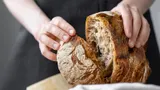 Мой хлеб не черствеет и не плесневеет: делюсь проверенным способом — буханка долго остается свежей