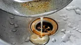 Испортила трубы на кухне и больше не сливаю это в раковину: популярные продукты приводят к засорам и поломке труб