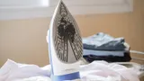 Утюг плевался накипью и портил вещи, пока не попробовала обычный скотч: достала кучу грязи