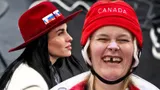 Американское счастье, канадское чудо, колоритные болельщики: фото хоккейных полуфиналов ОИ-2026