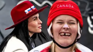 Американское счастье, канадское чудо, колоритные болельщики: фото хоккейных полуфиналов ОИ-2026