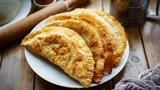 Зачем возиться с тестом, если вкусные чебуреки готовятся без него: сочные мясные пирожки за 10 минут