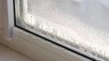Избавилась от влаги на окнах и лужах на подоконнике: монтажник рассказал секрет против «плачущих» окон