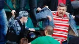 Массовая драка между фанатами «Локо» и «Спартака»: на трибуну пришлось ворваться ОМОНу — фото