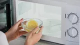 Уже много лет очищаю микроволновку обычным паром: техника блестит как новенькая