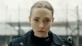 Посмотрела мини-сериал «Алая река» с Амандой Сайфред: медленный детектив, переплетенный с семейной драмой