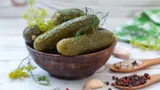 Закрываю квашеные огурцы на зиму уже много лет: хрустящие как из бочки, хранятся в шкафу