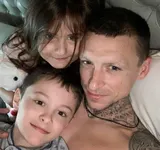 Жена Мамаева показала первое фото футболиста с детьми после выхода из тюрьмы
