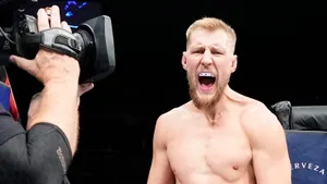 Великий русский гигант уничтожил в UFC топа из Австралии. Мощнейшая победа Волкова