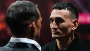 Крутой бокс не спасет гавайца от объятий самого опасного борца UFC. Прогноз на Макс Холлоуэй — Чарльз Оливейра 2