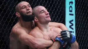 Чимаев и Стрикленд снова поливают друг друга грязью. Экс-чемпион UFC из Чечни хочет отомстить за обидное поражение