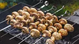 С такими грибами и мясо не нужно: как вкусно приготовить шампиньоны на мангале
