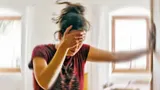 Как снять боль во время приступа мигрени: инструкция от врача по оказанию первой помощи