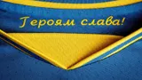 «А зиговать футболисты должны?» Украинские клубы обязали нанести на форму лозунг «Героям слава»: как реагируют люди