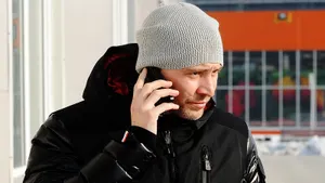 Бабушка торговала цветами у перехода — ее сильно напугал чемпион мира! Фролов просто пытался помочь 