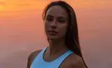 «Сочная красотка». Русская модель выложила горячее видео, похваставшись аппетитной фигурой в купальнике