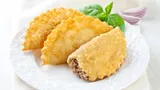 Эти пирожки напоминают большие пельмени, готовятся за пару минут: мало теста, много мяса — семья их обожает