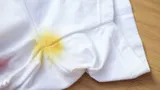 Рассказываю, как отстирать одуванчик с одежды: домашние средства спасут вещи от желтых пятен