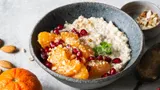 Готовлю кашу с карамелизированными мандаринами и клюквой: зимний завтрак по рецепту знакомого шефа