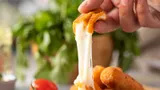Готовлю хрустящие сырные палочки с тянущейся начинкой: самый простой рецепт, справится кто угодно