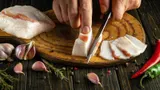 Рецепт будут просить все: нашла невероятно простой способ засолить вкусное сало — получится даже у ребенка