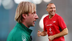На матч российских легенд пронесли самогон, а Плющенко сыграл с сыном. Как провожали Глушакова
