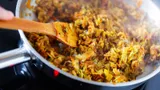 Эту закуску моментально разбирали в столовых СССР: рецепт той самой тушеной капусты из 1955 года