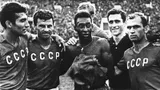 «Он черный, как и я». Легендарный Пеле сделал неожиданный подарок малоизвестному футболисту СССР на банкете